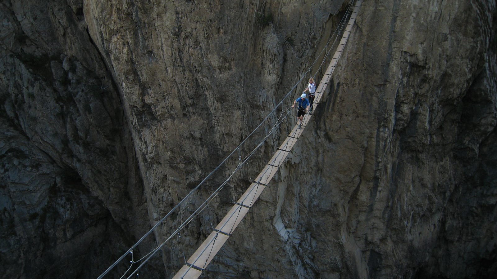 Подвесной мост через пропасть