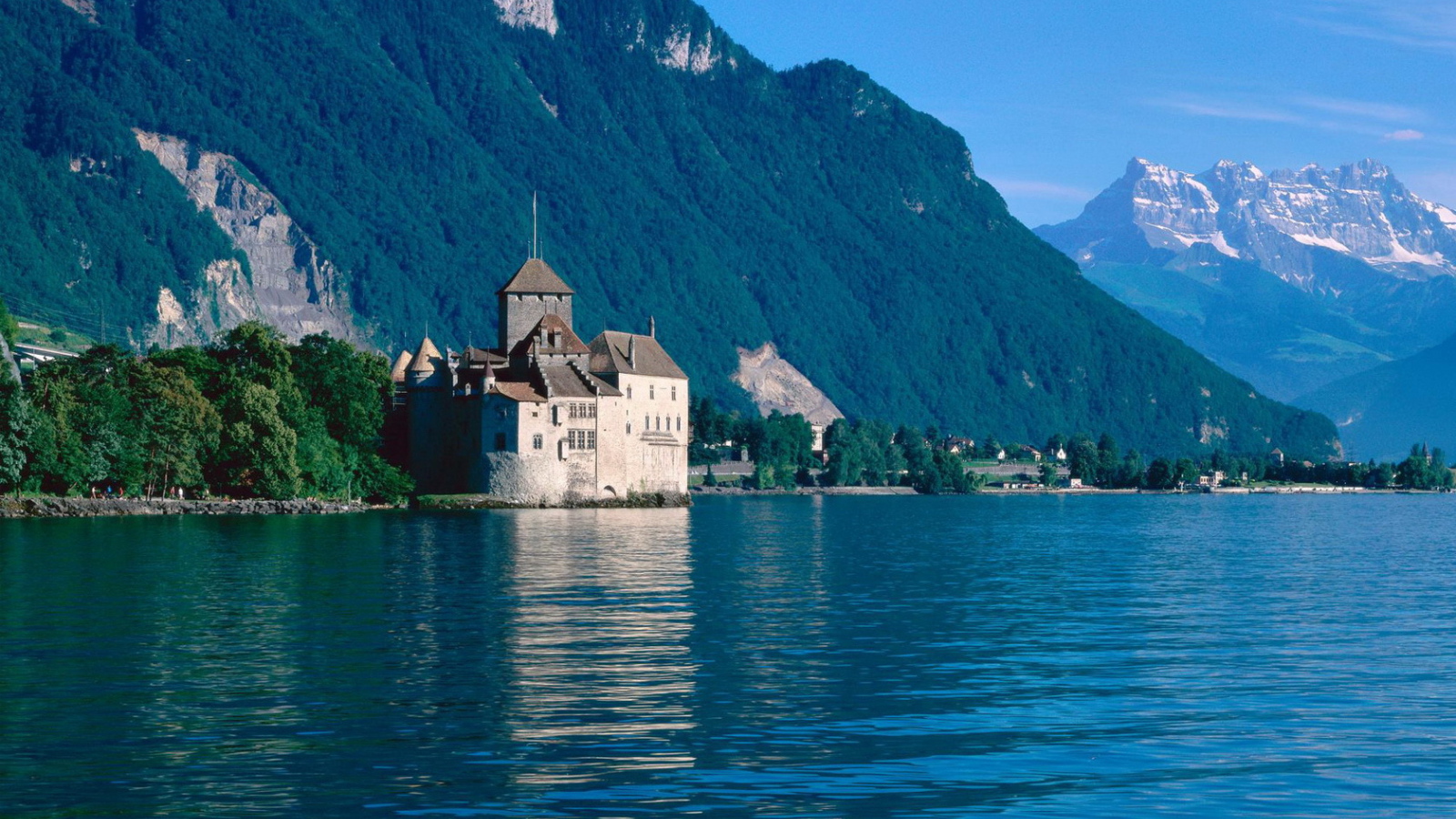 Замок на берегу озера в горах