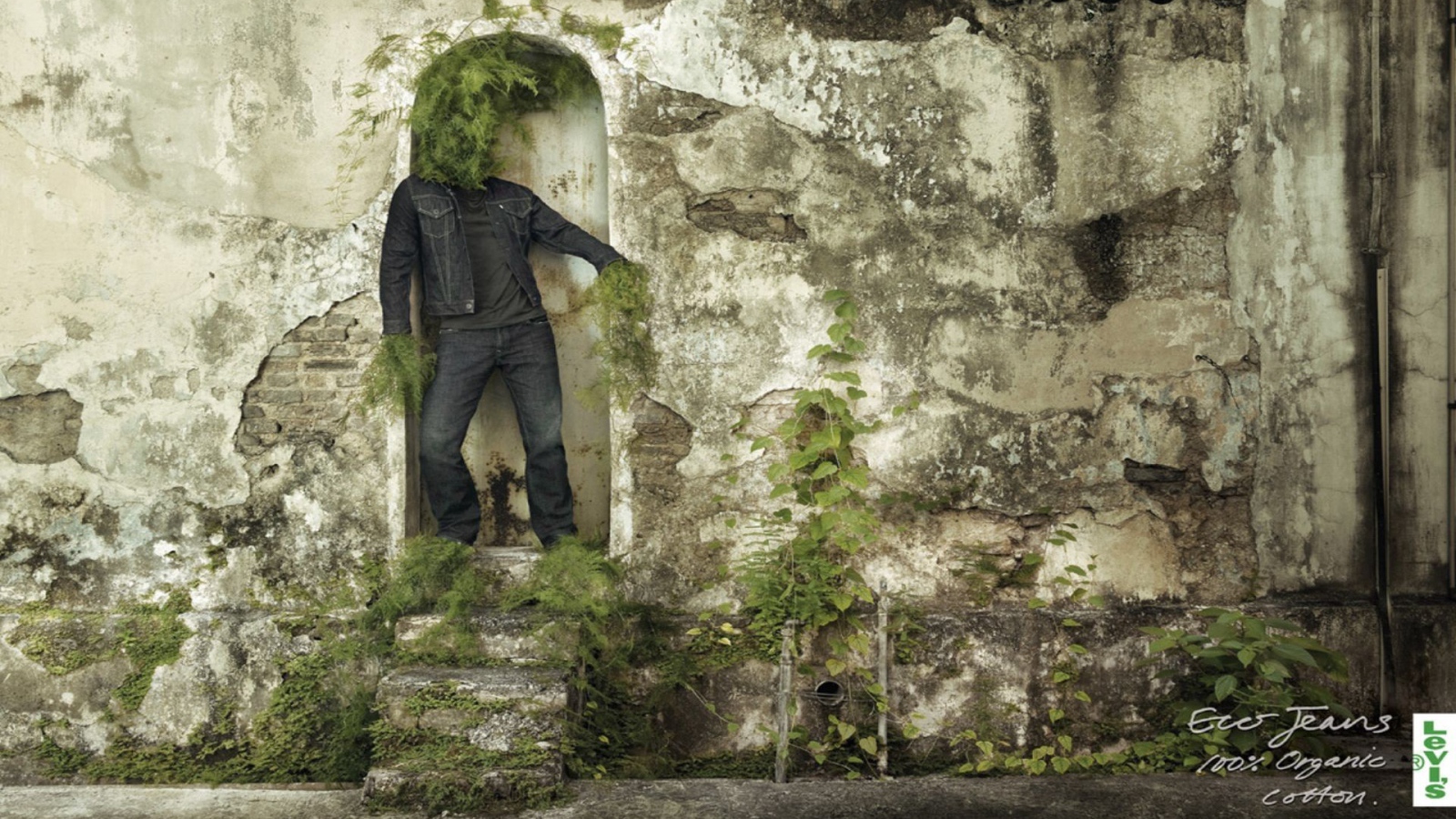 Трава в одежде человека