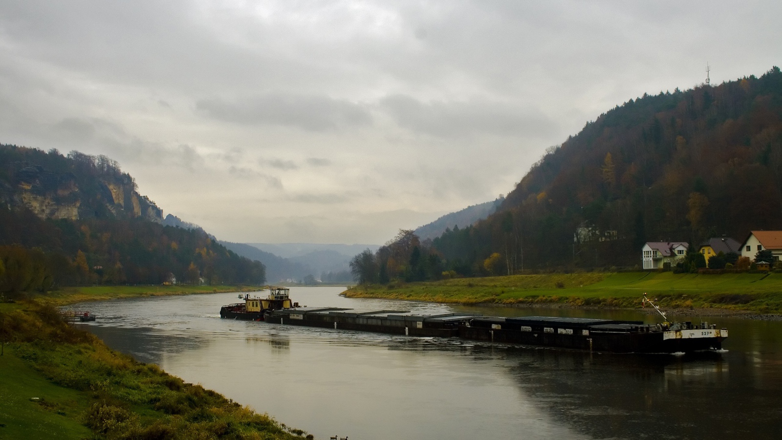 Баржа на реке