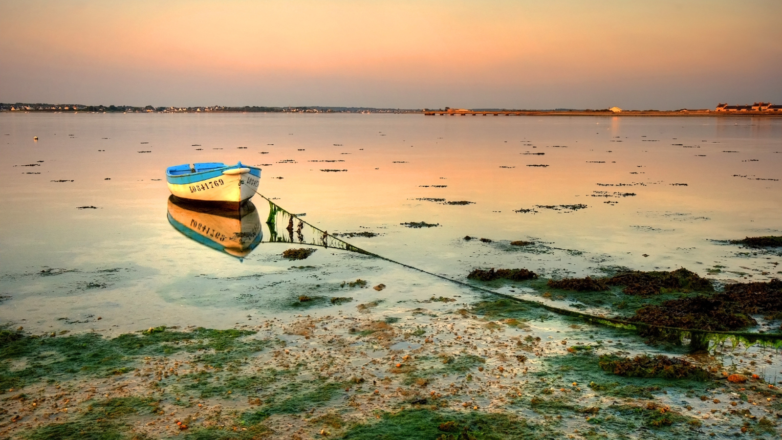 Лодка у озера