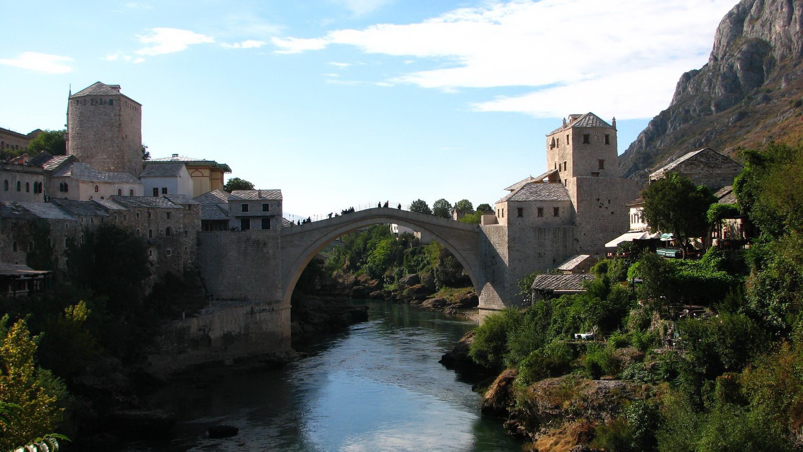 Крепость с мостом через реку