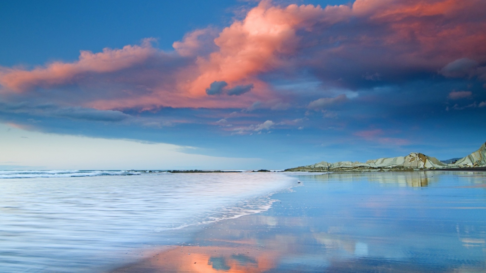 Красивые облака  над морем