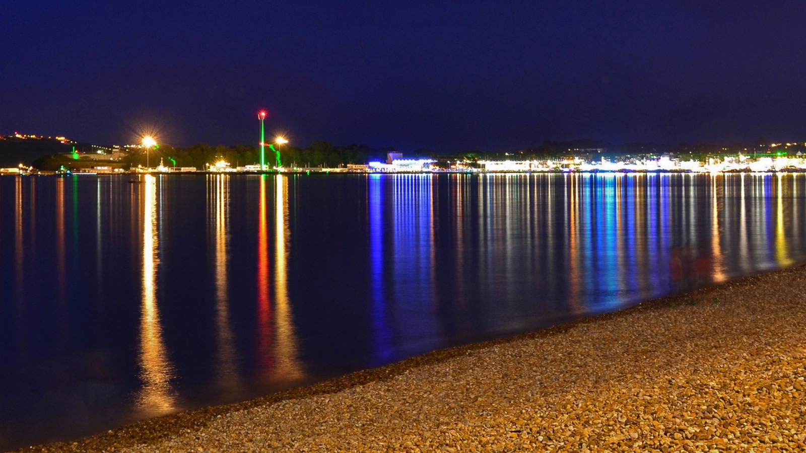 Вид на город через залив ночью