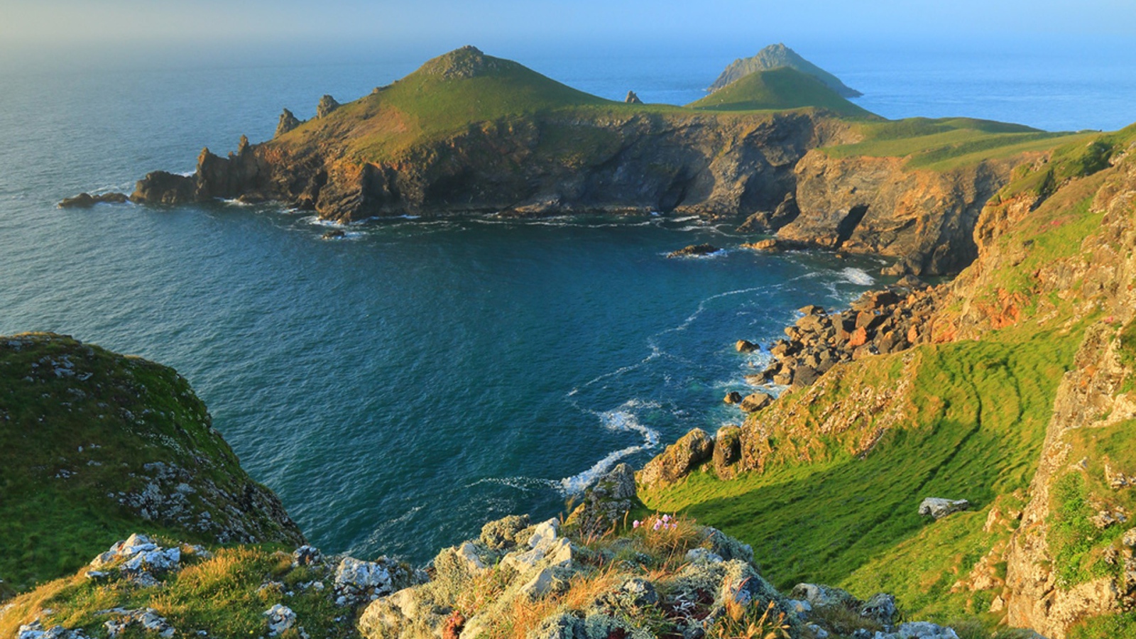 Зеленый мыс и туманная даль моря