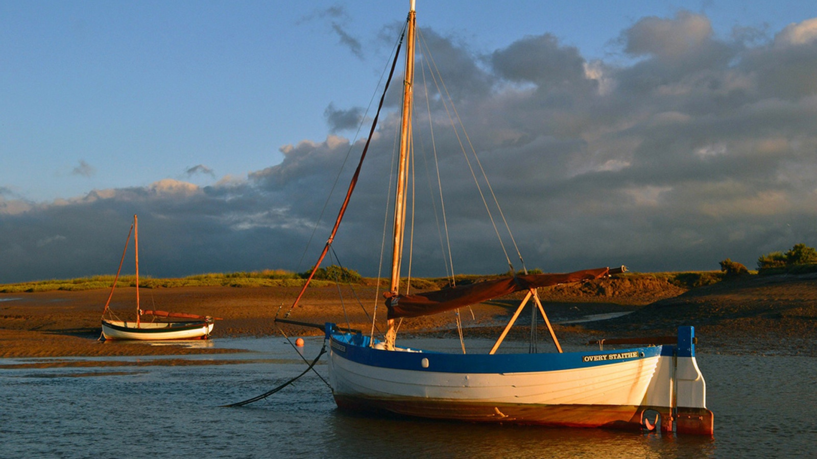 Парусная лодка стоит у берега