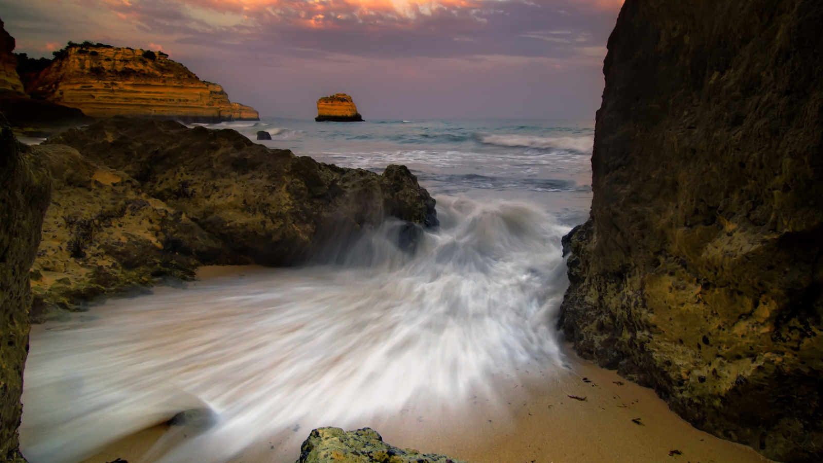 Брызги волны на песке