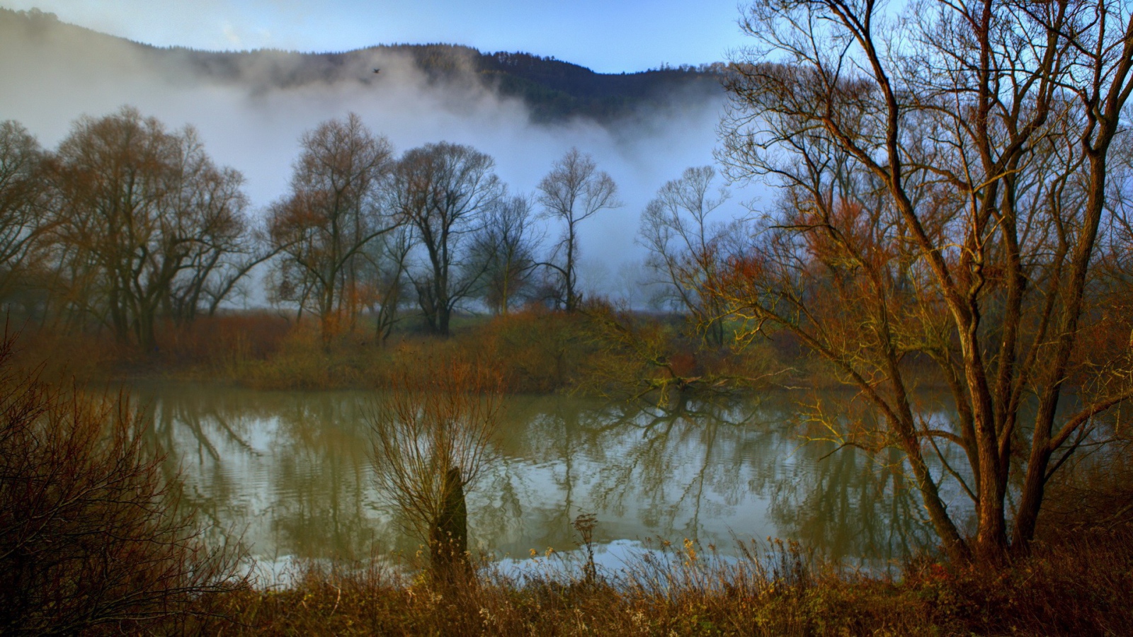 Поздняя осень на озере