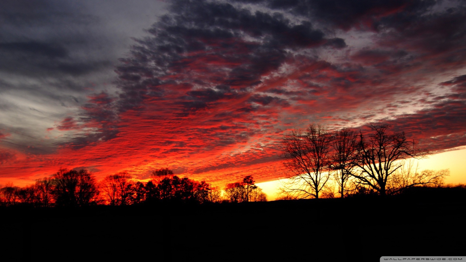 Багровые облака на закате