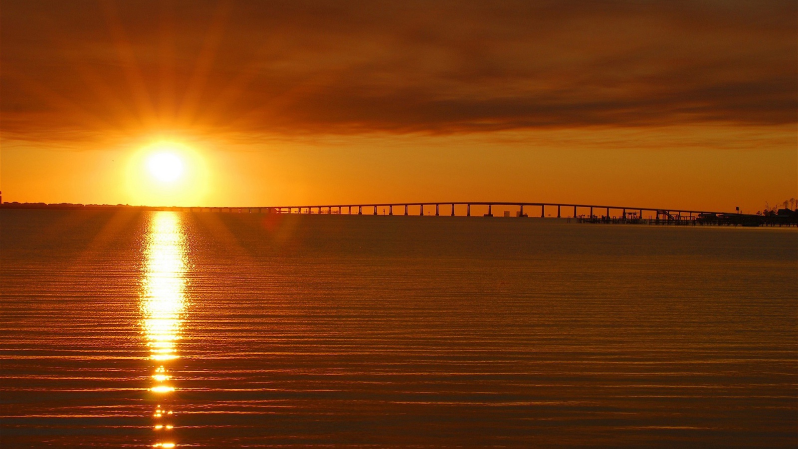 Переливы заката в волнах