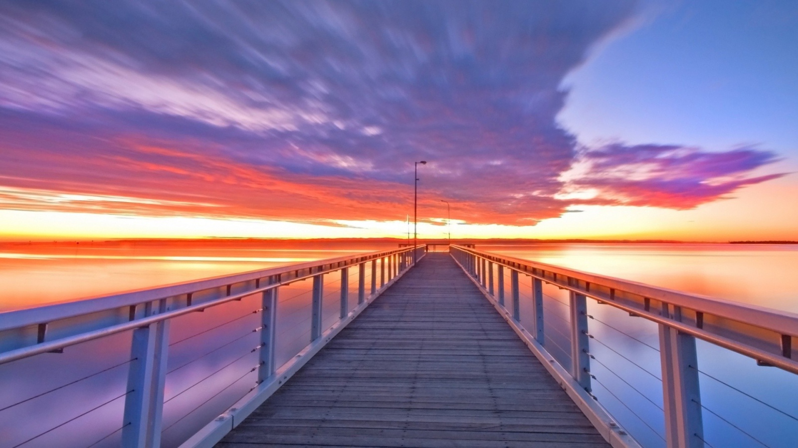 Закат над причалом