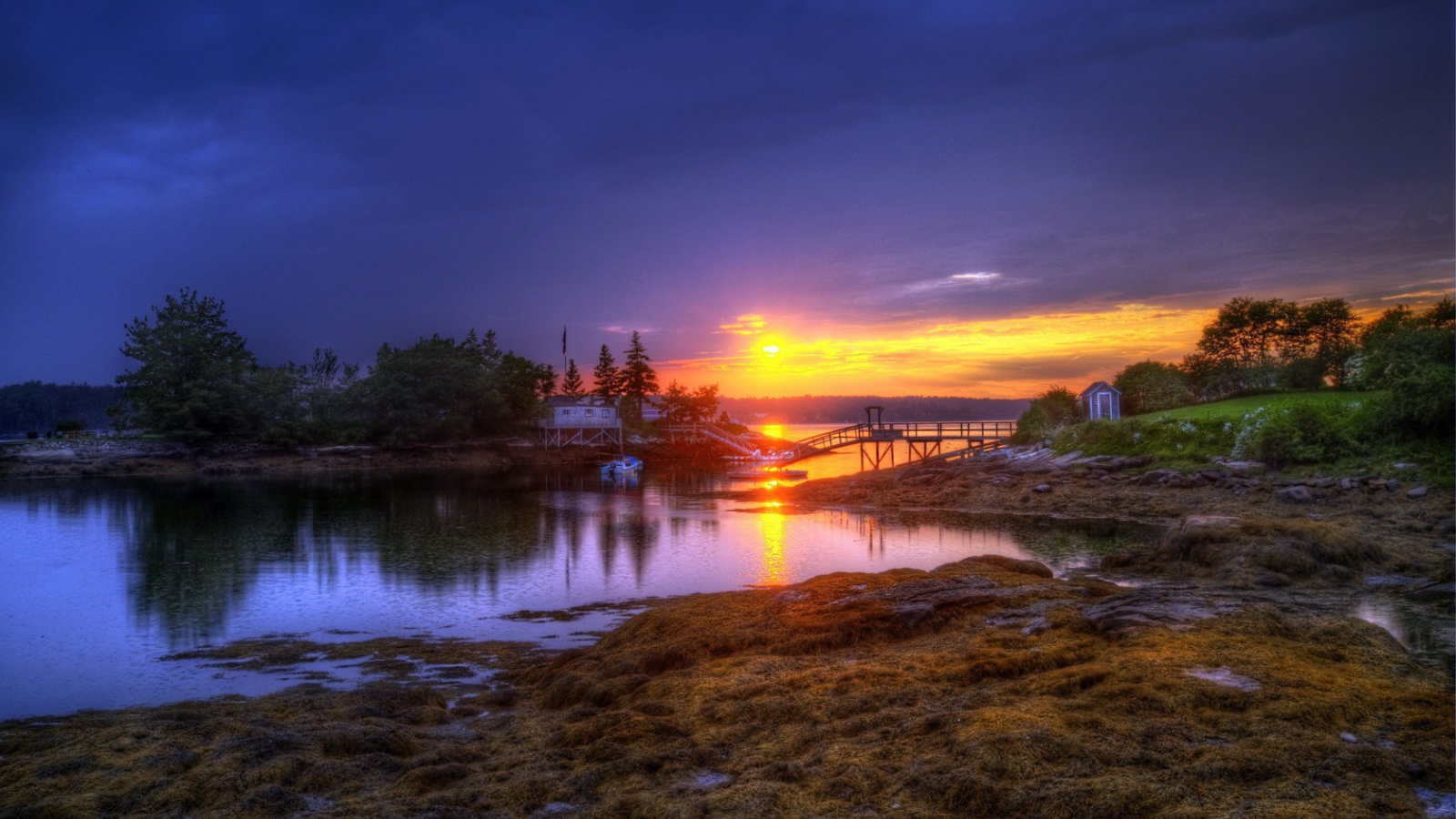 Закат над озером