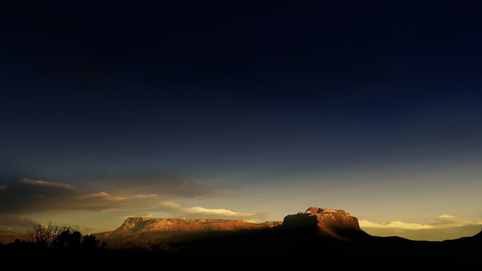 Солнце на закате освещает гору