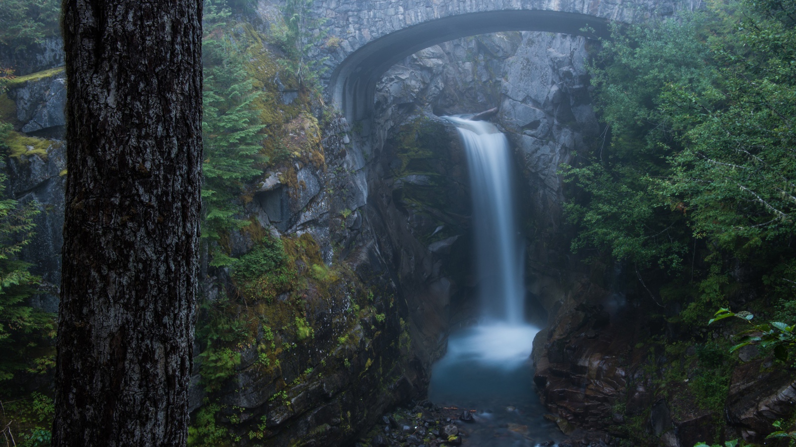 Водопад среди гор