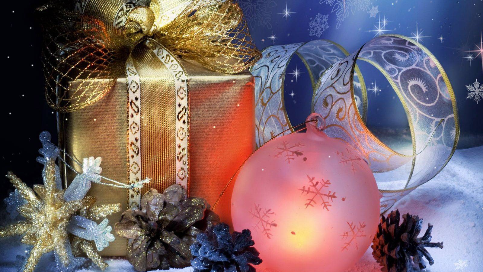 Праздничные украшения в Новый Год