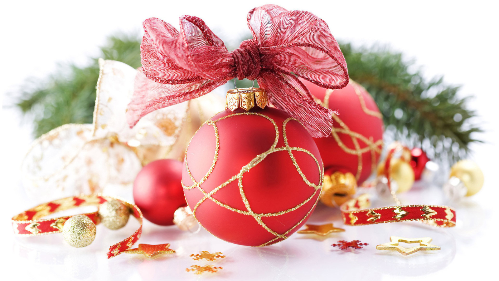 Елочные игрушки шарики