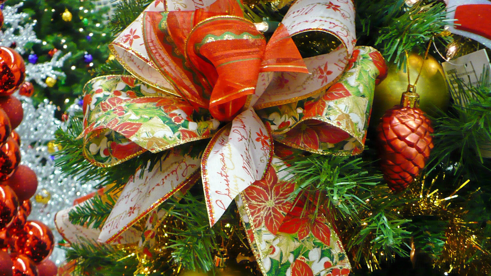 Празднование Нового Года лошади у елки