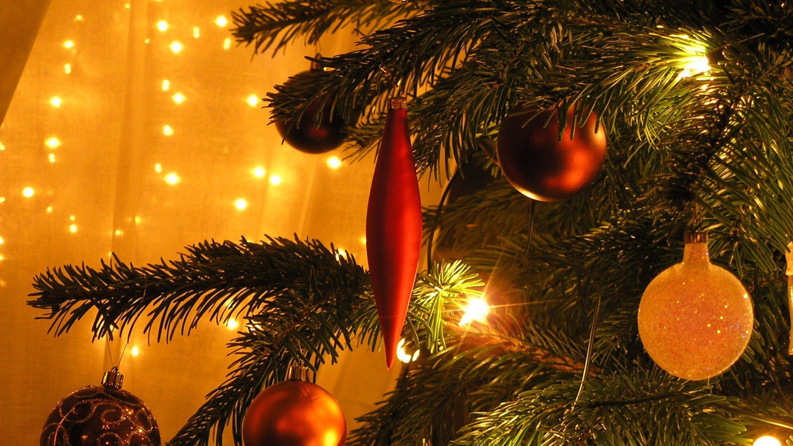 Новогодняя елка в оранжевом свете