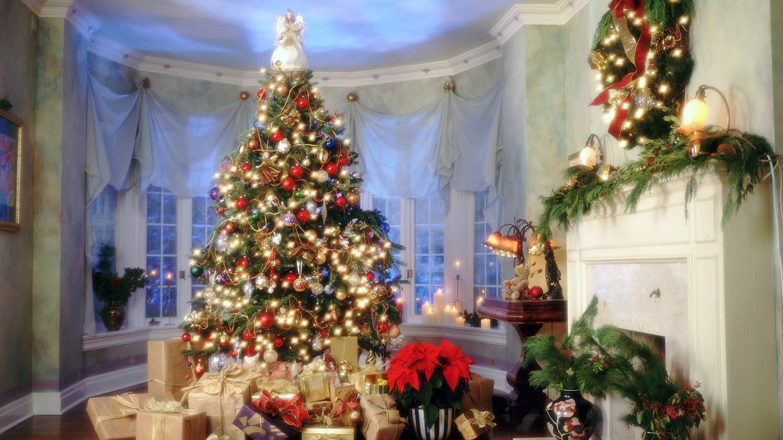 Подарочки под елкой на Новый Год лошади