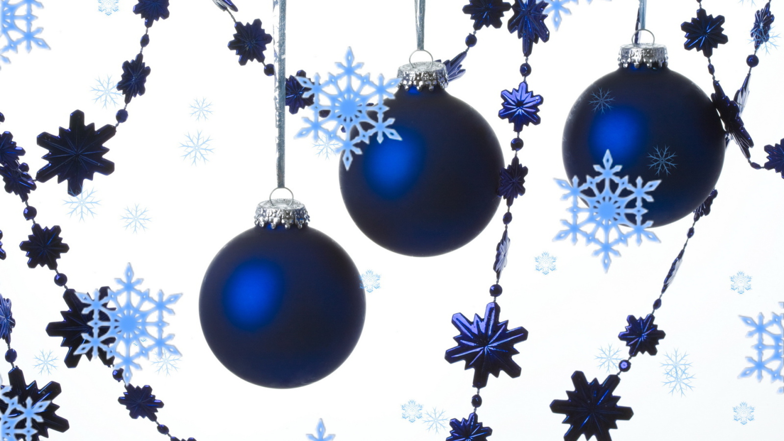 Глупые снежинки тают на гирляндах