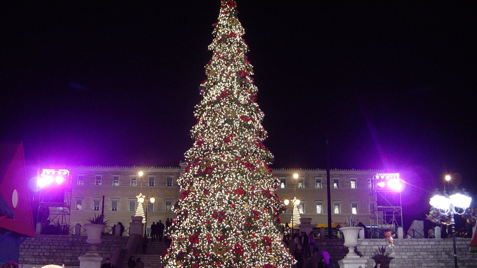 Красивая Новогодняя елка в центре города