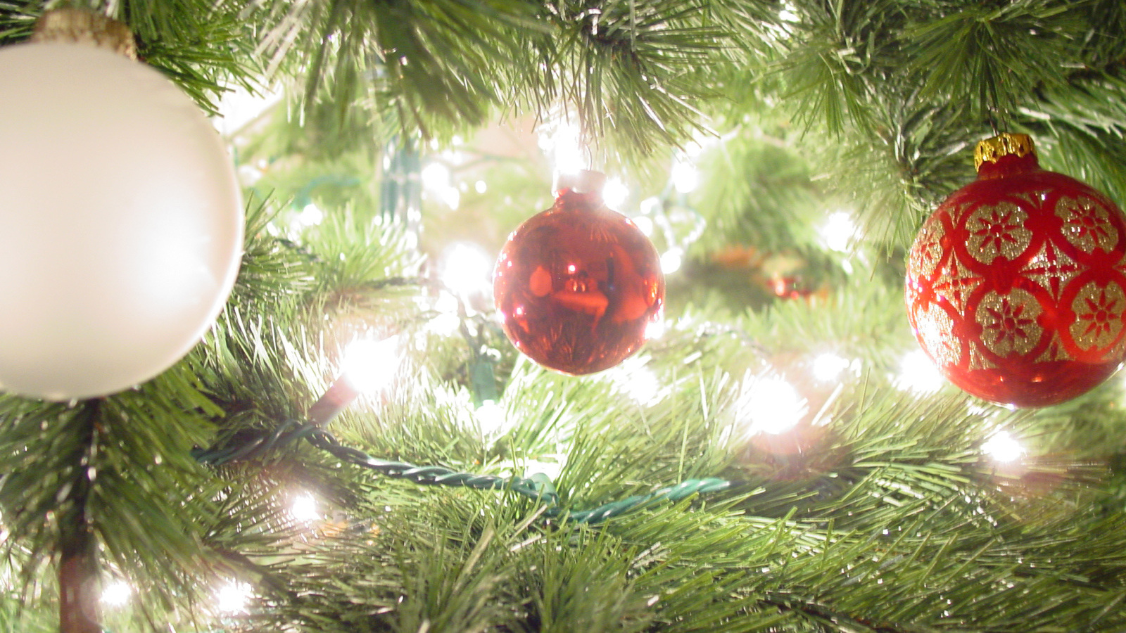 Три маленькие игрушки на новогодней елки