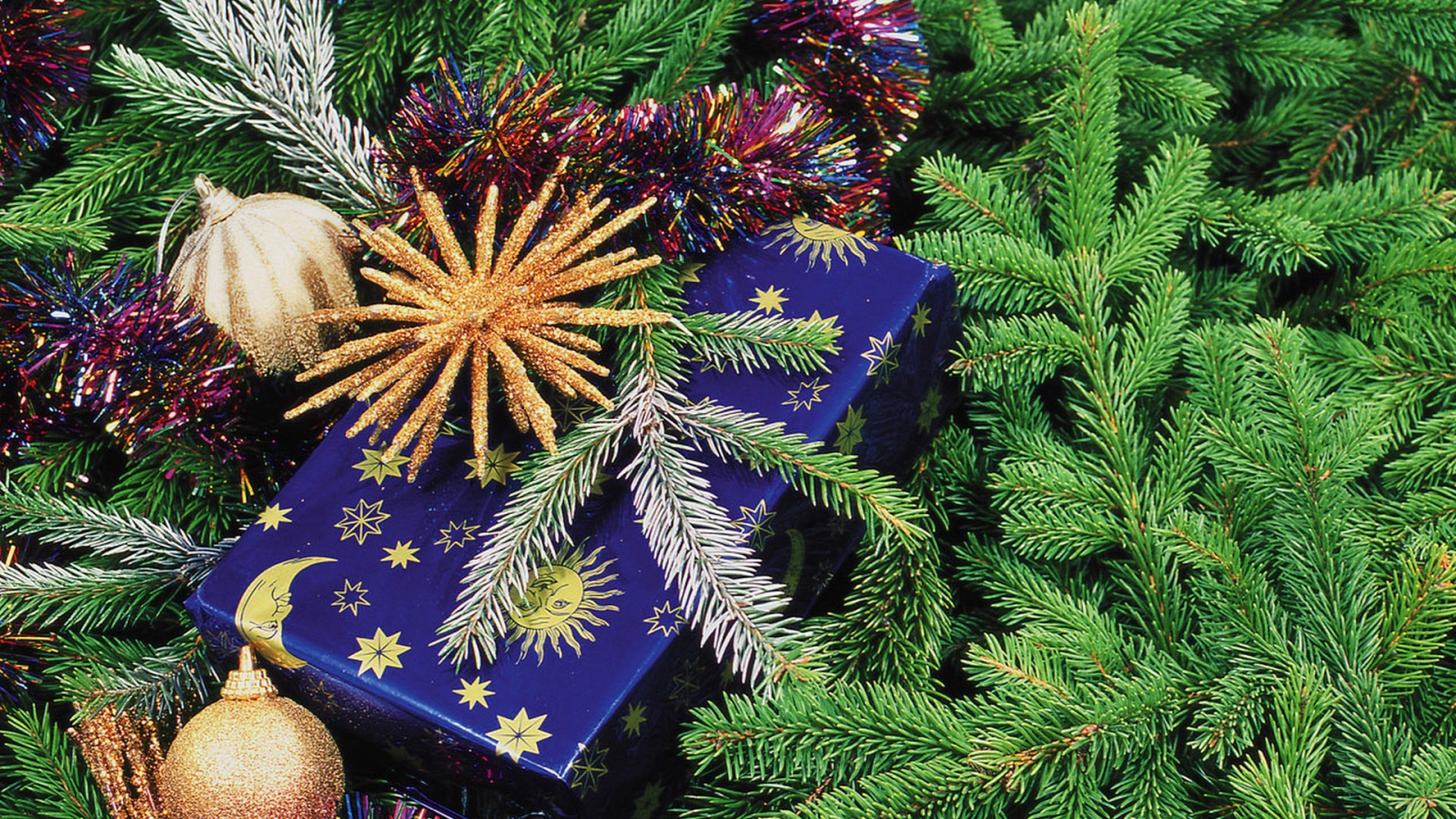 Подарок у елки на Новый год