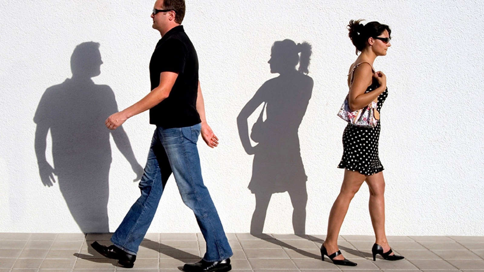 Тени людей оглянулись