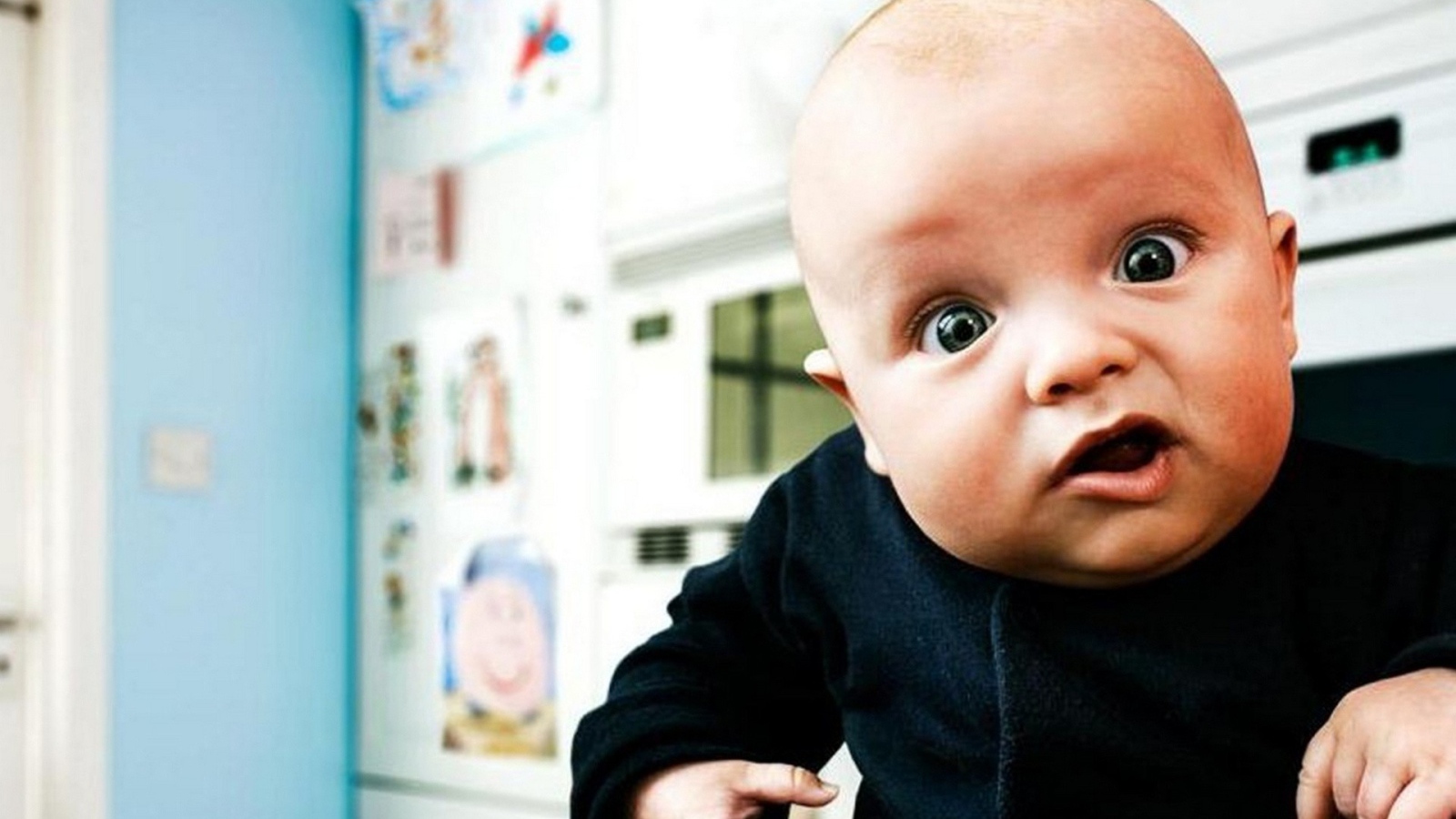 Ребенок корчит лицо