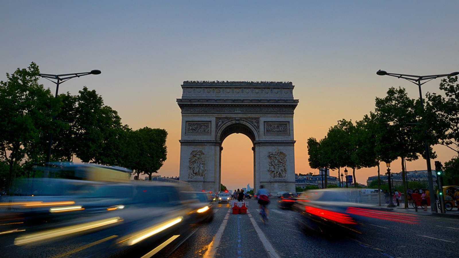 Триумфальная арка вид с дороги