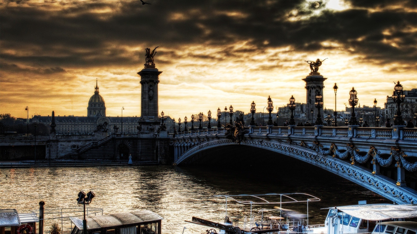 Мост в вечернем Париже