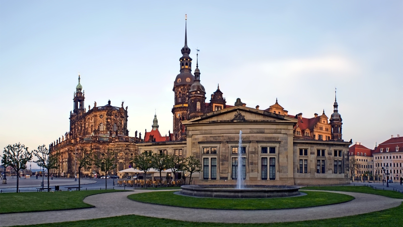 Архитектурный ансамбль с фонтаном