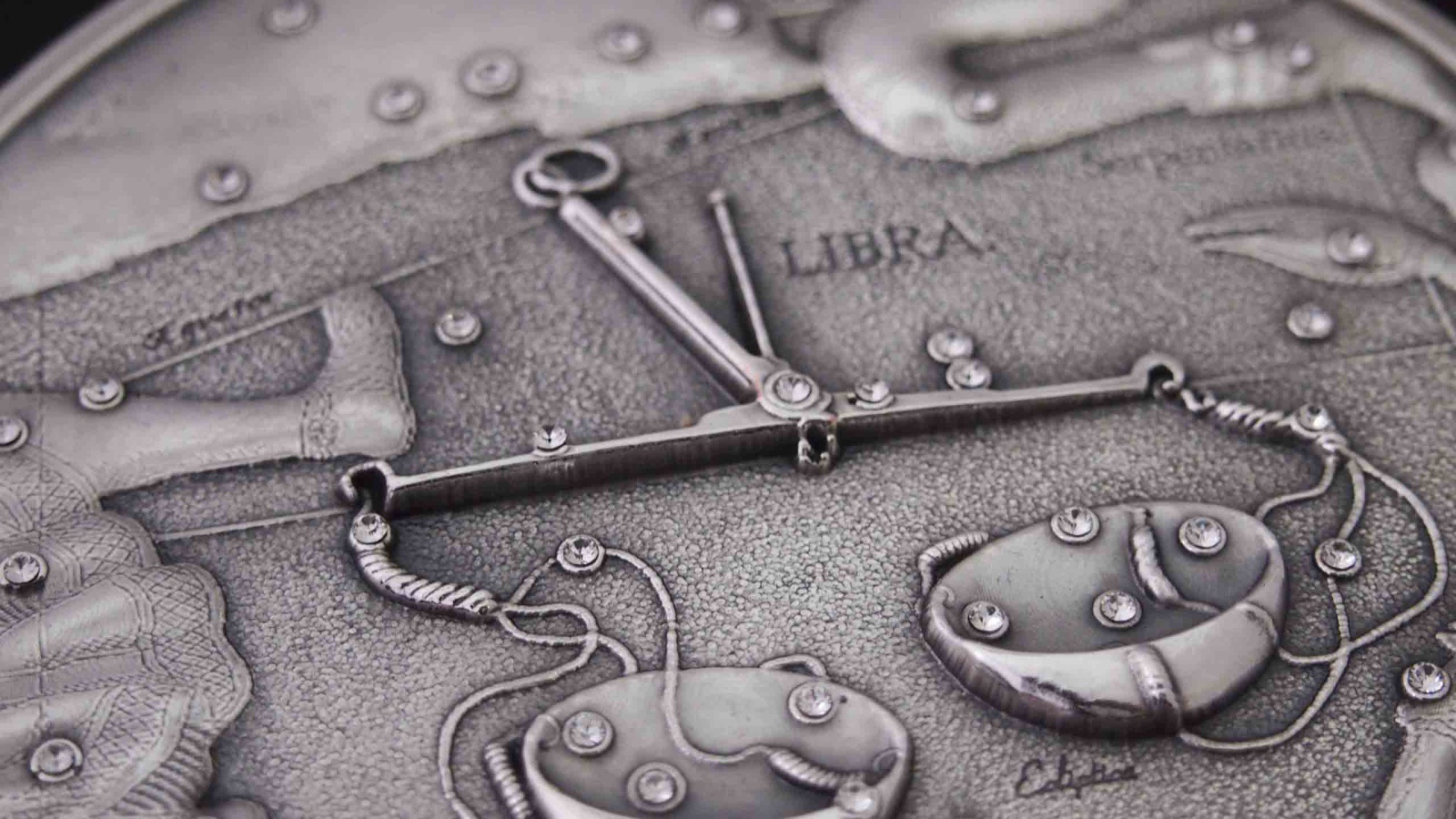 Весы на монете