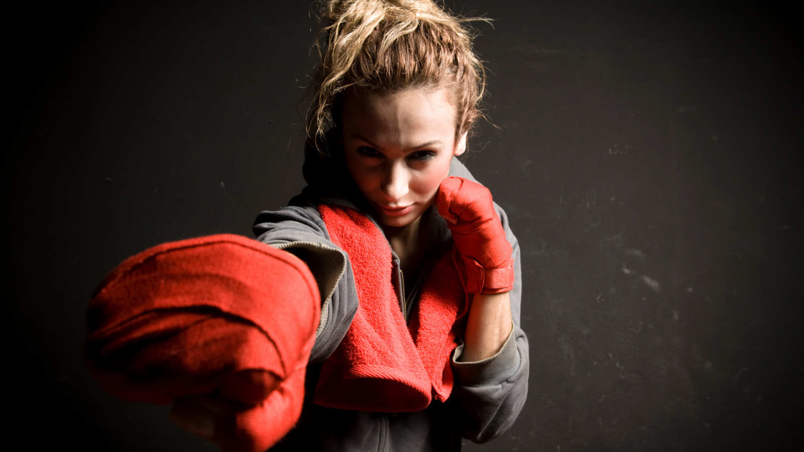 Спортивная девушка на тёмном фоне