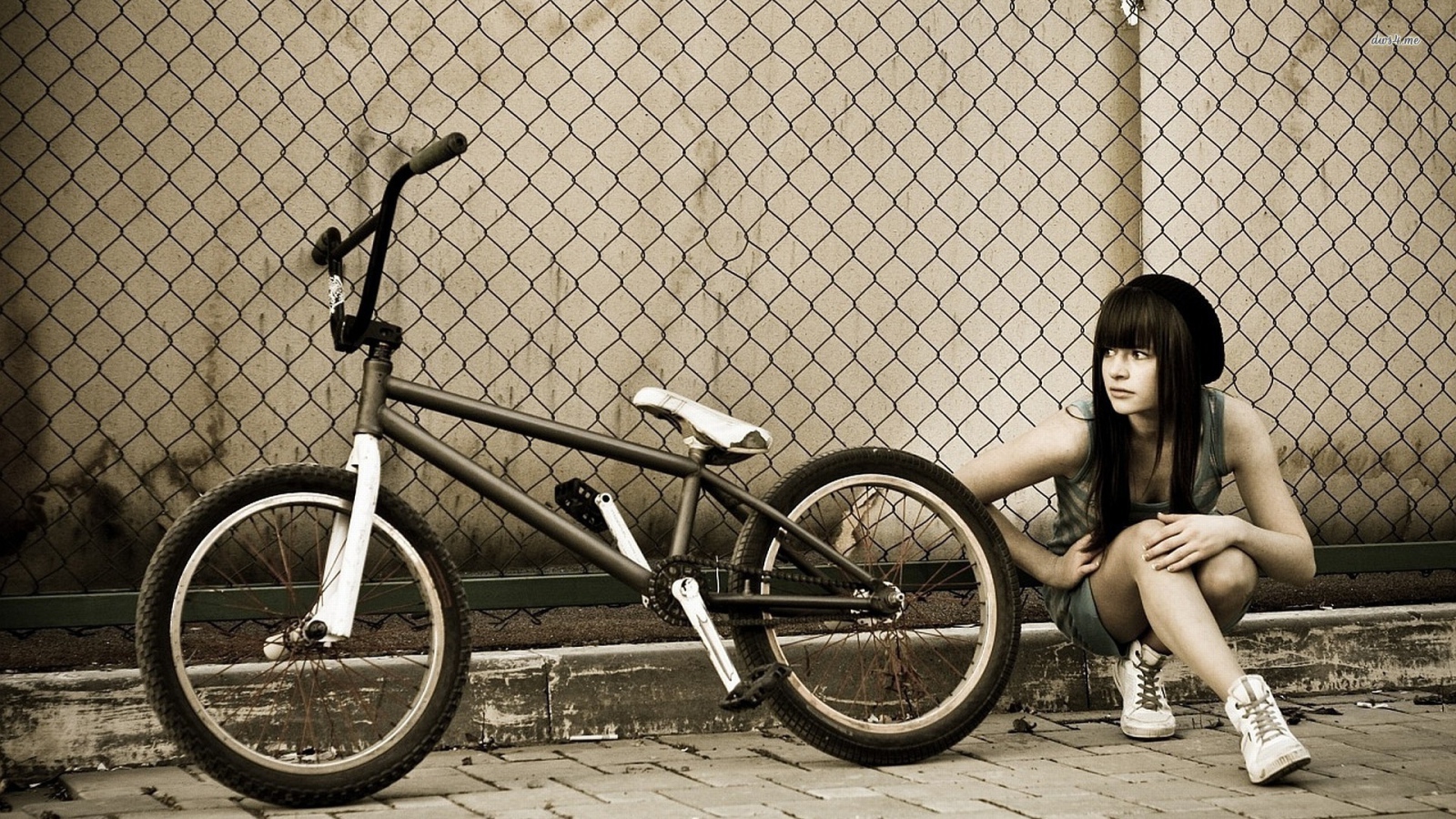 Спортивная девушка с велосипедом