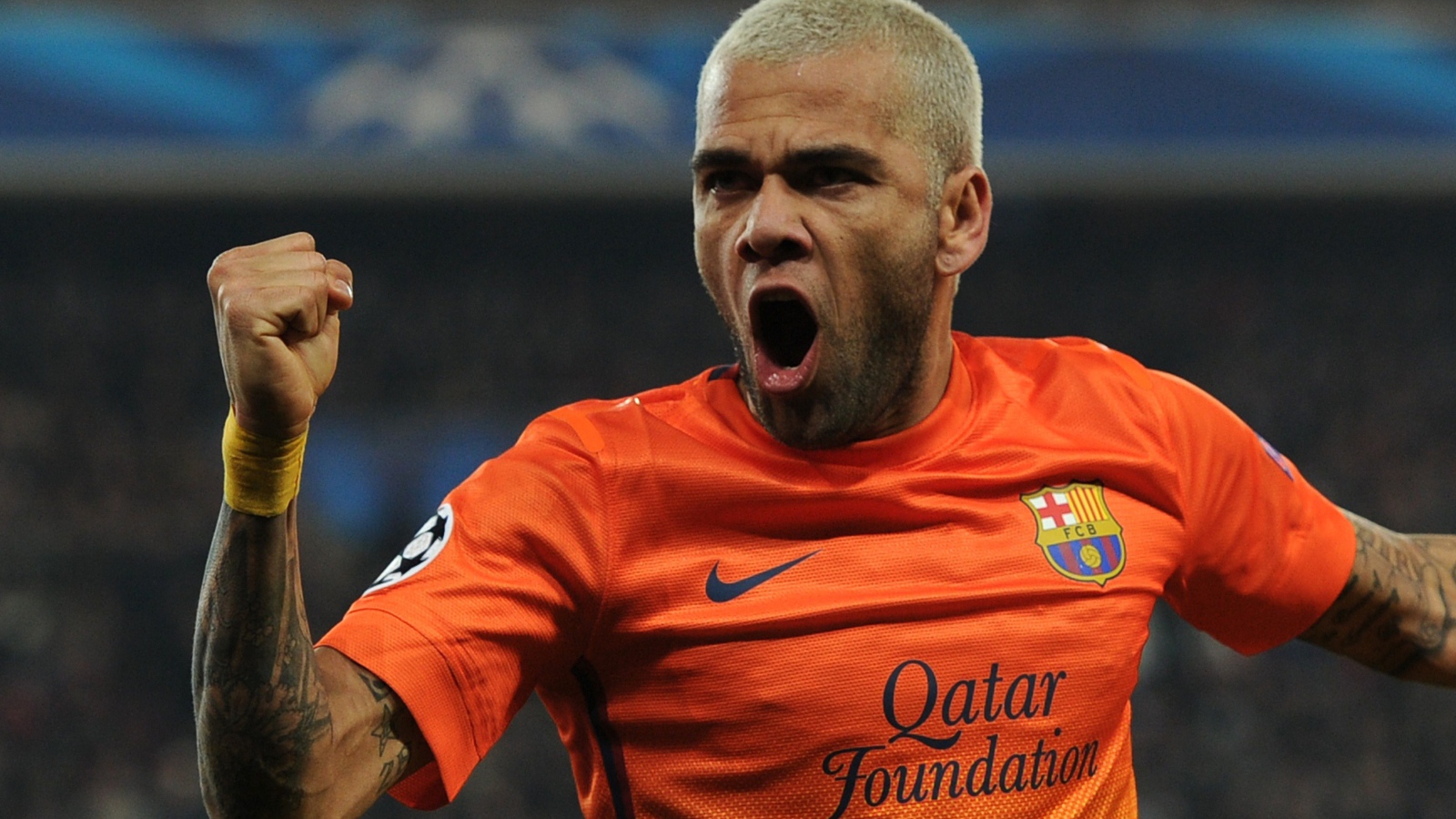 Барселона Даниэл Алвес в оранжевой футболке