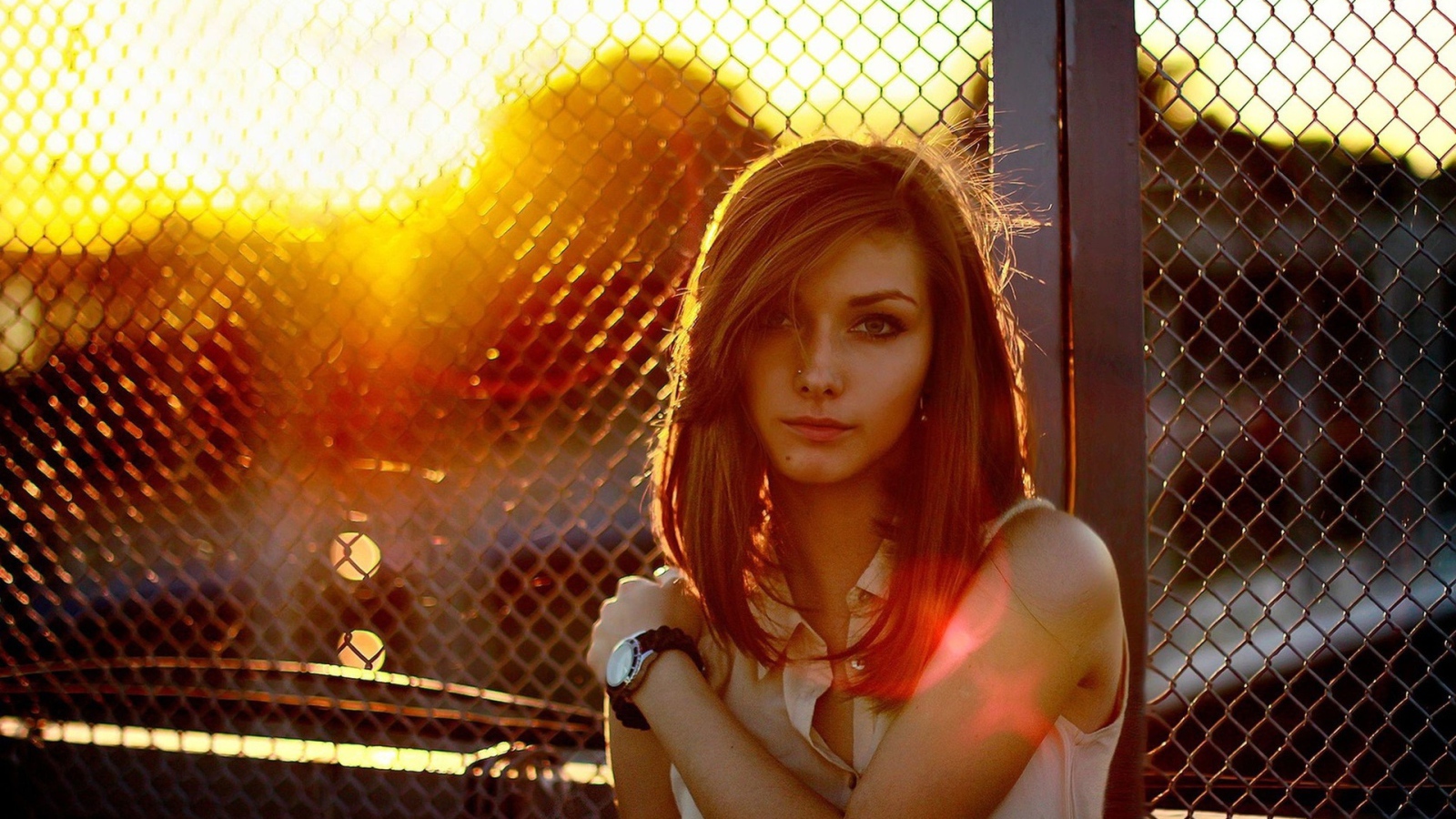 Красивая девушка шатенка с пирсингом в носу