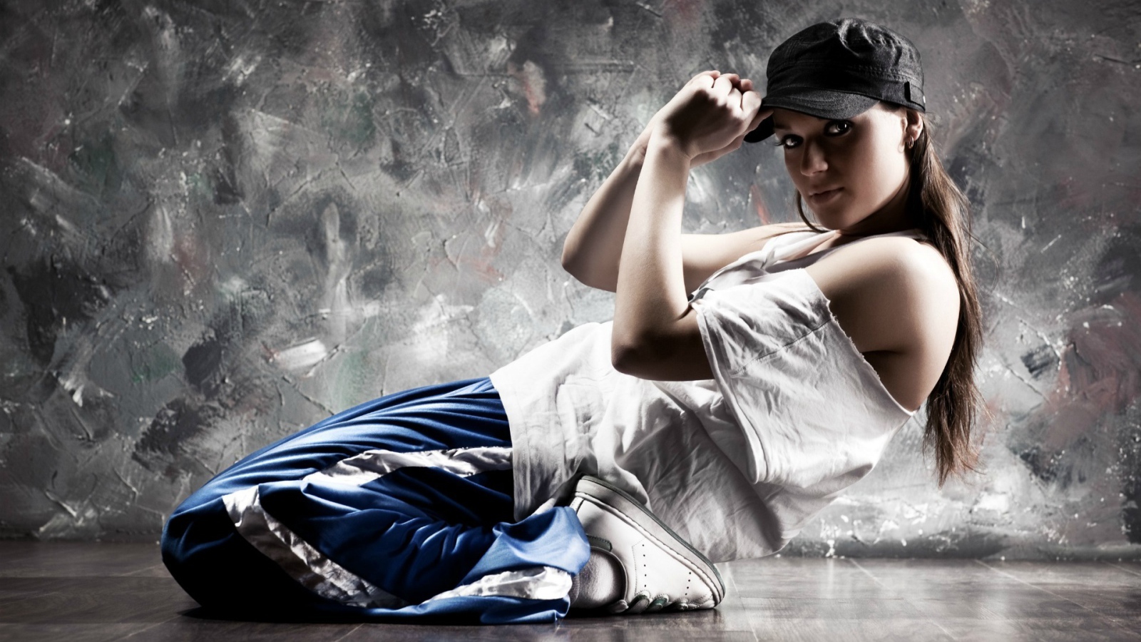 Красивая девушка танцорка