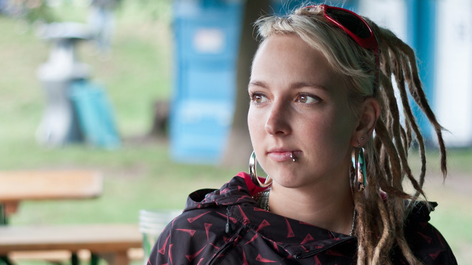 Девушка блондинка с дредами и пирсингом в губе