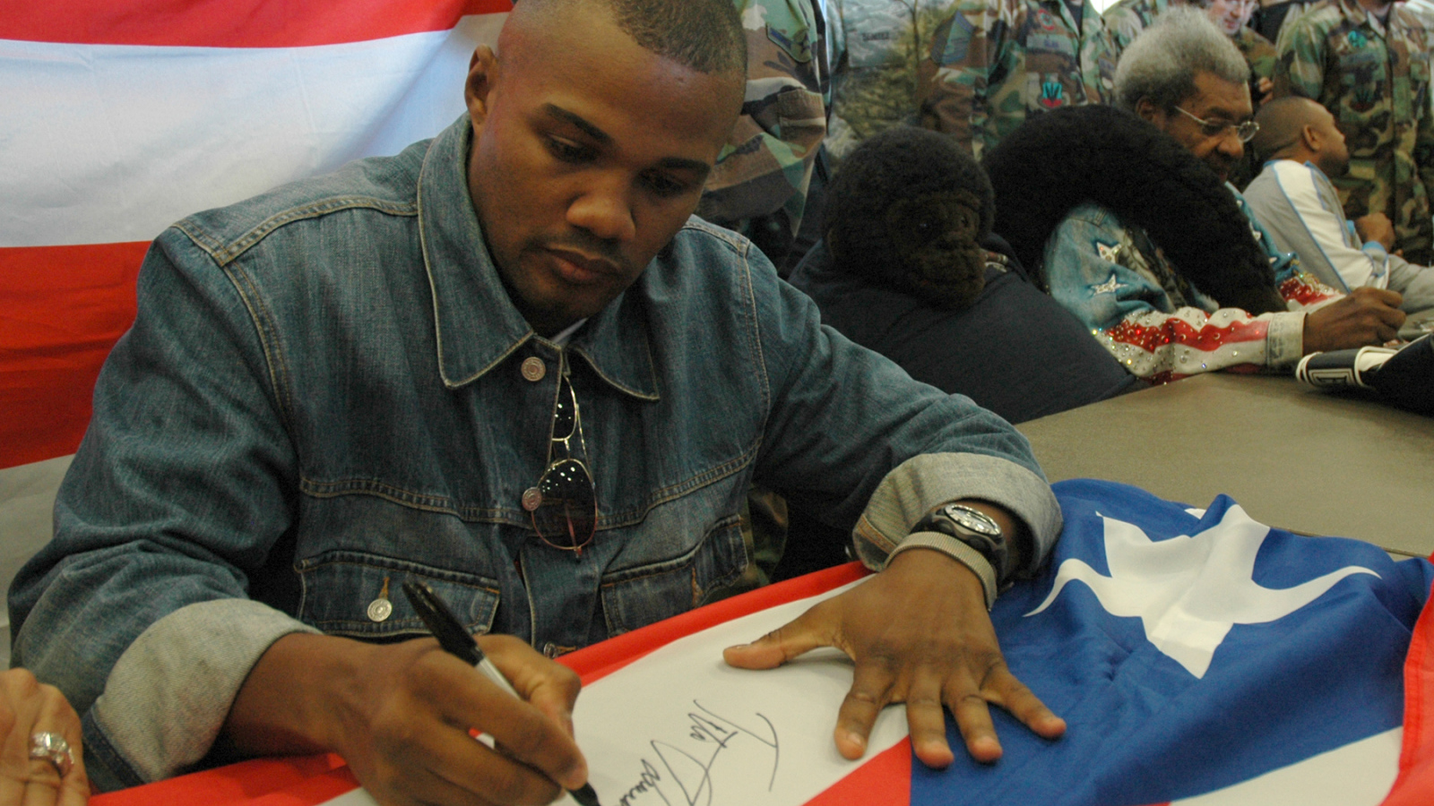 Боксер Феликс Тринидад подписывает флаг