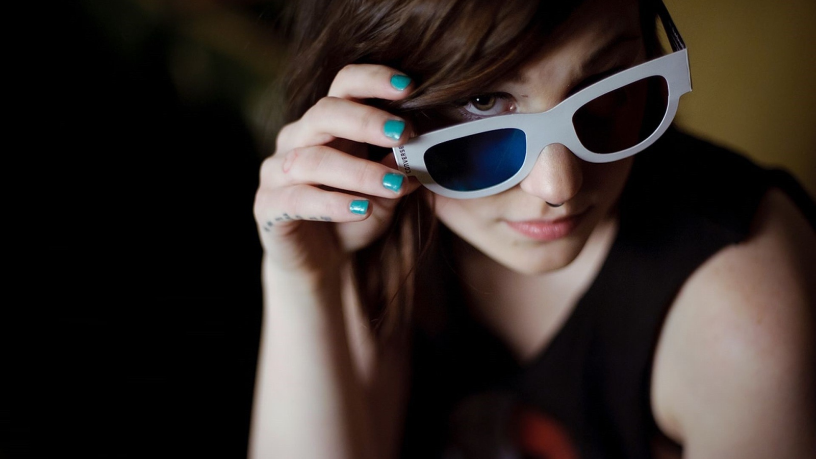 Девушка брюнетка в очках и с пирсингом в носу