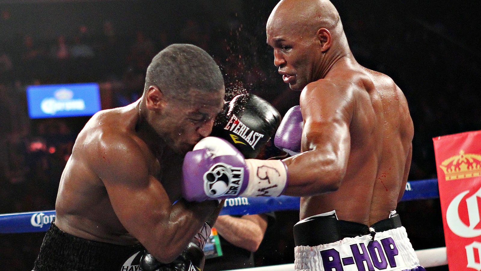 Известный боксер Бернард Хопкинс на ринге