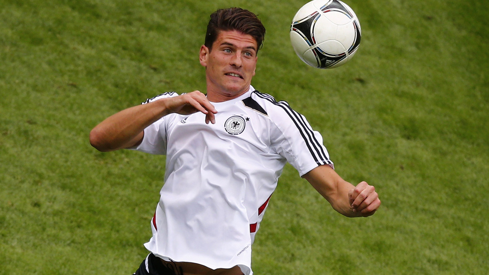  Фиорентина Марио Гомес пытался отбить мяч