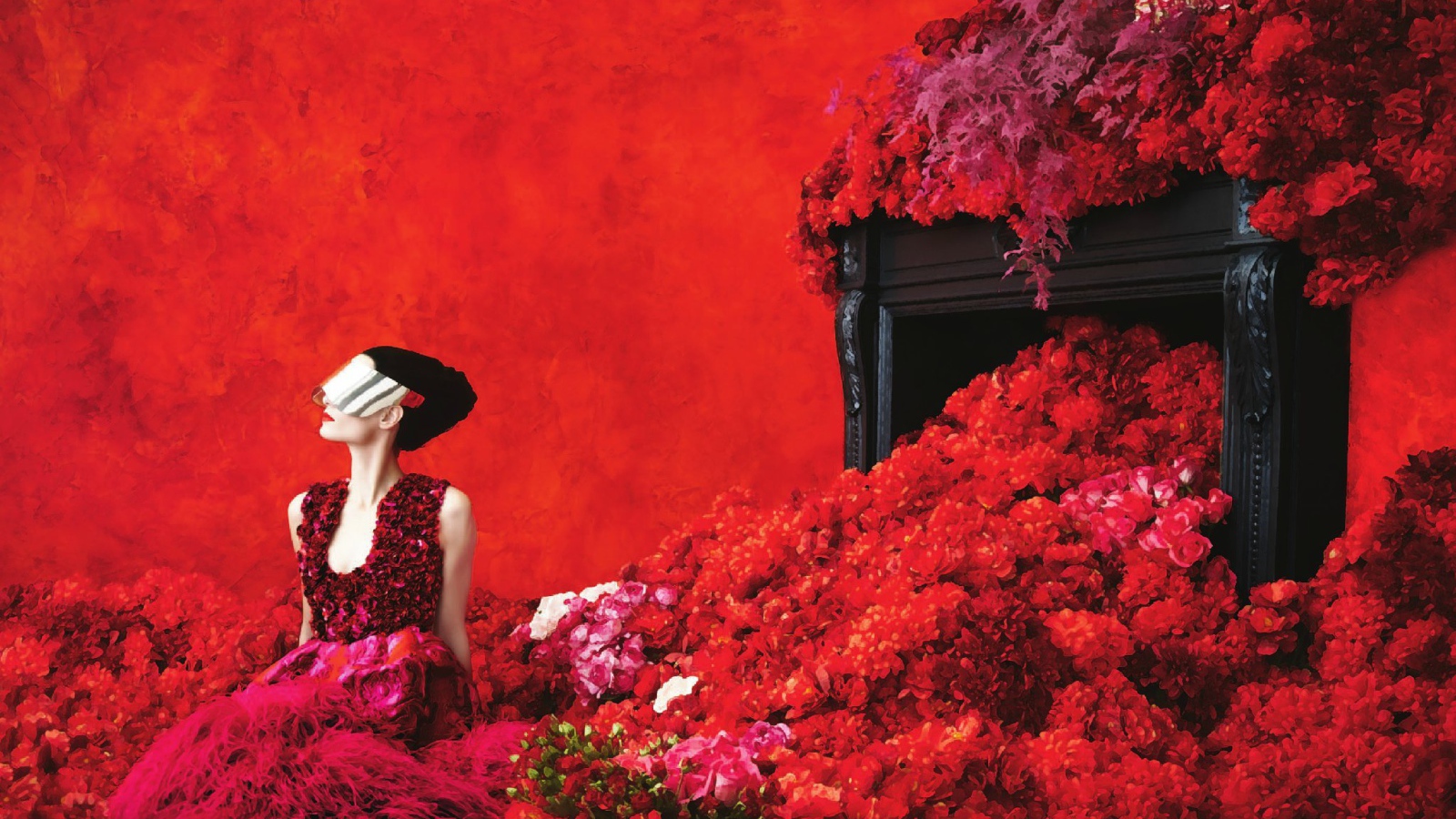 Девушка в красных цветах на красном фоне