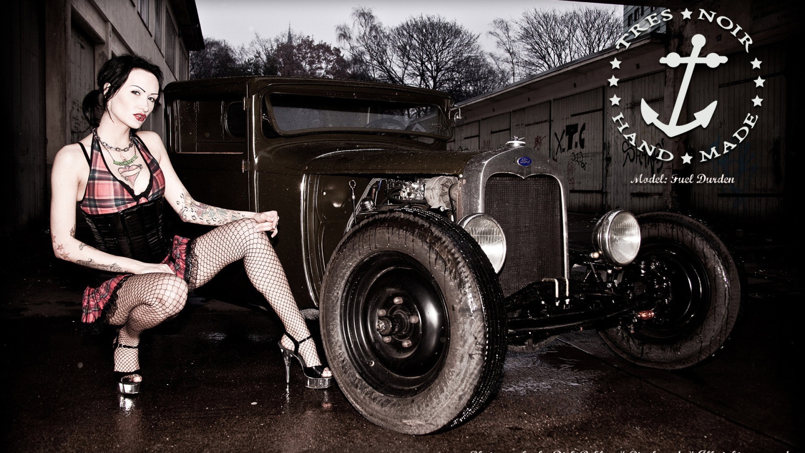 Девушка возле зеленого ретро авто