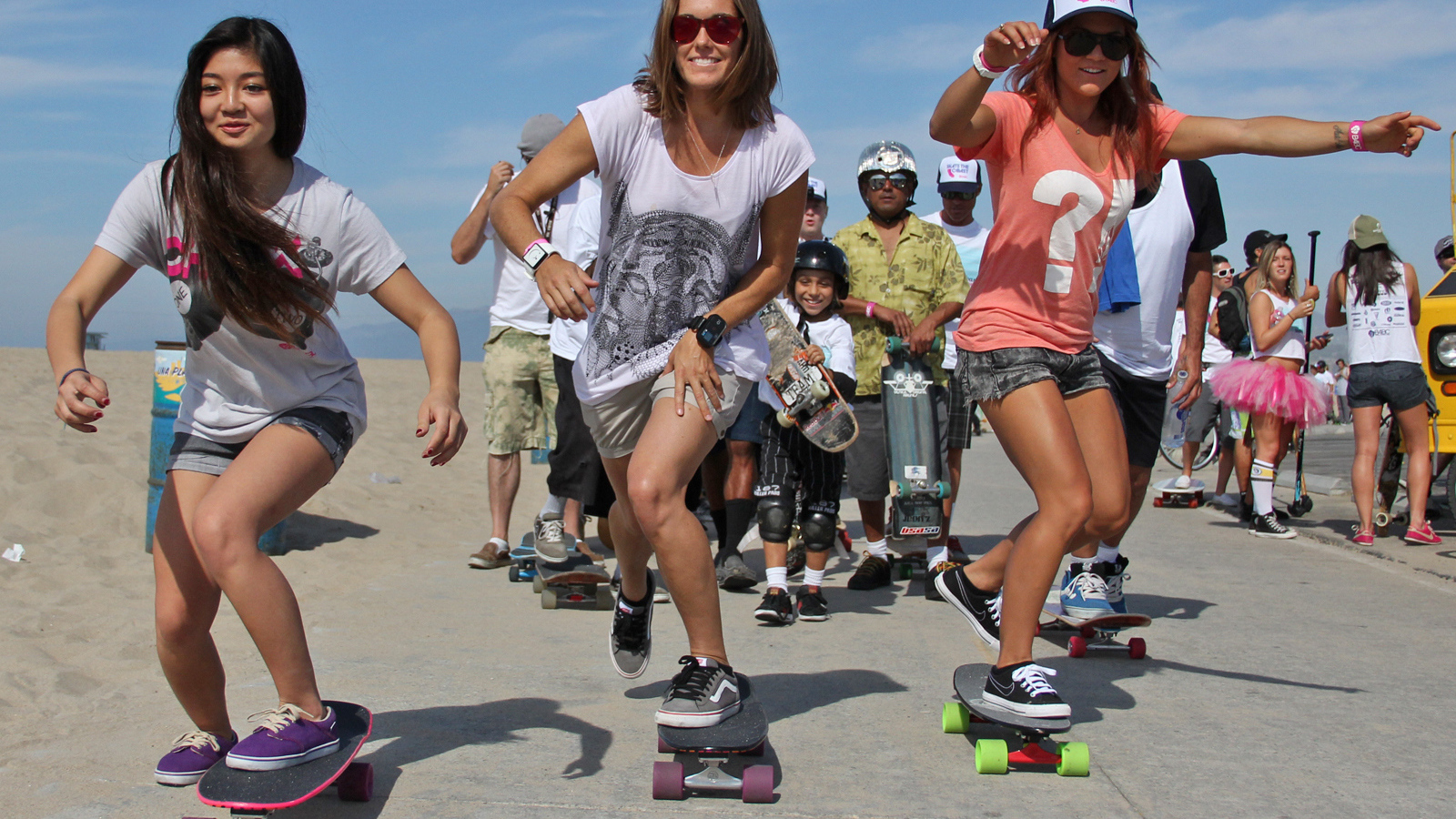 Девушки со скейтами