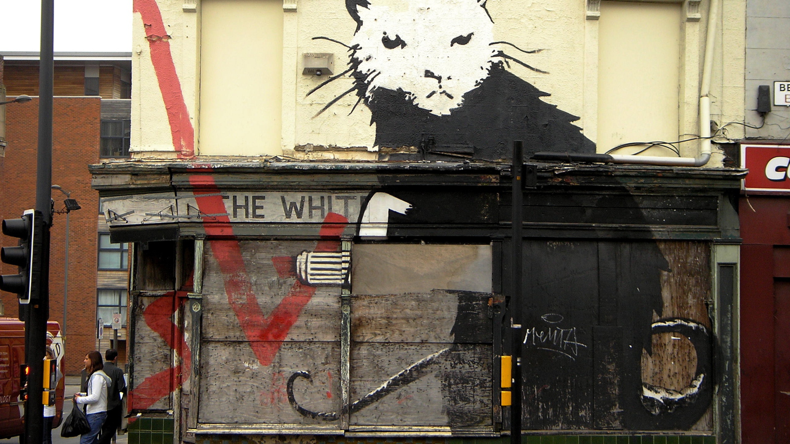 Граффити на здании, художник Бэнкси