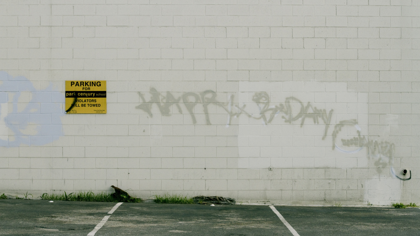 Граффити на белой стене, с днём рождения