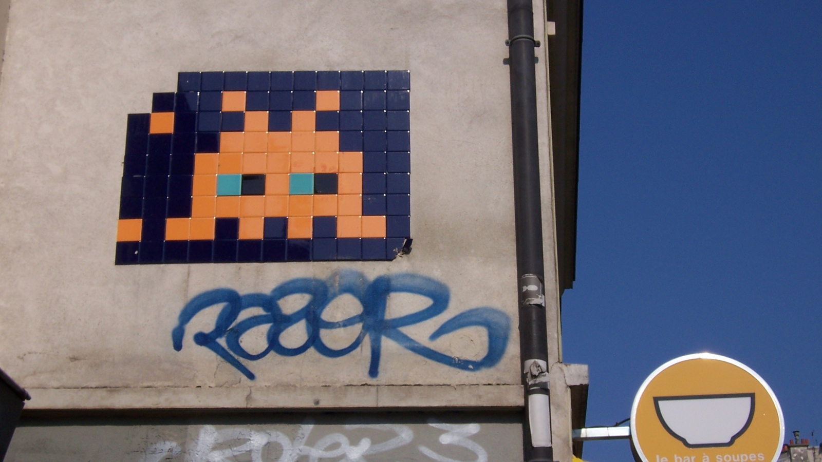 Граффити из плиток на стене