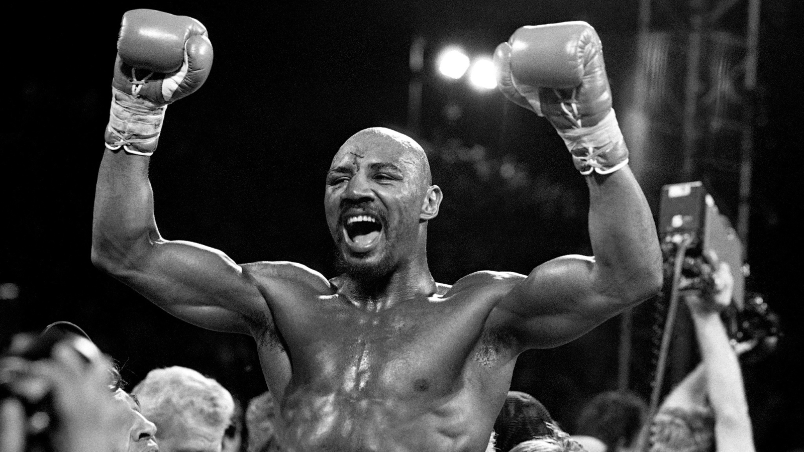 Легендарный боксер Томас Хернс выиграл бой